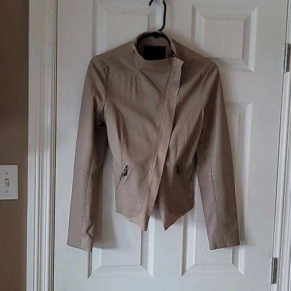 Leather jacket - Picture 2 of 4